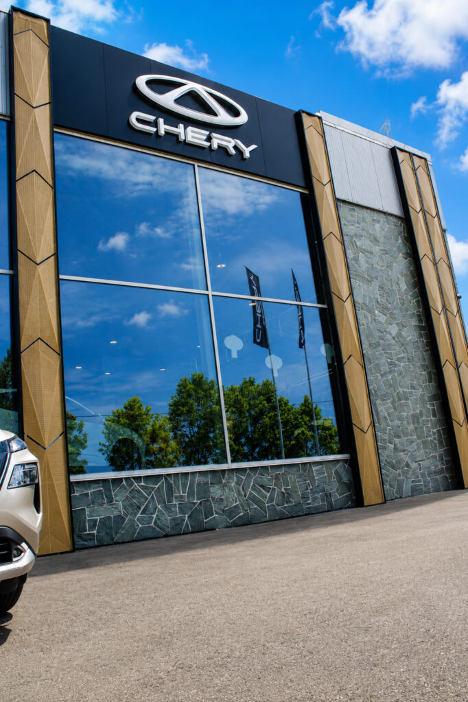 Chery M3 Esztergomi telephely modern homlokzat
