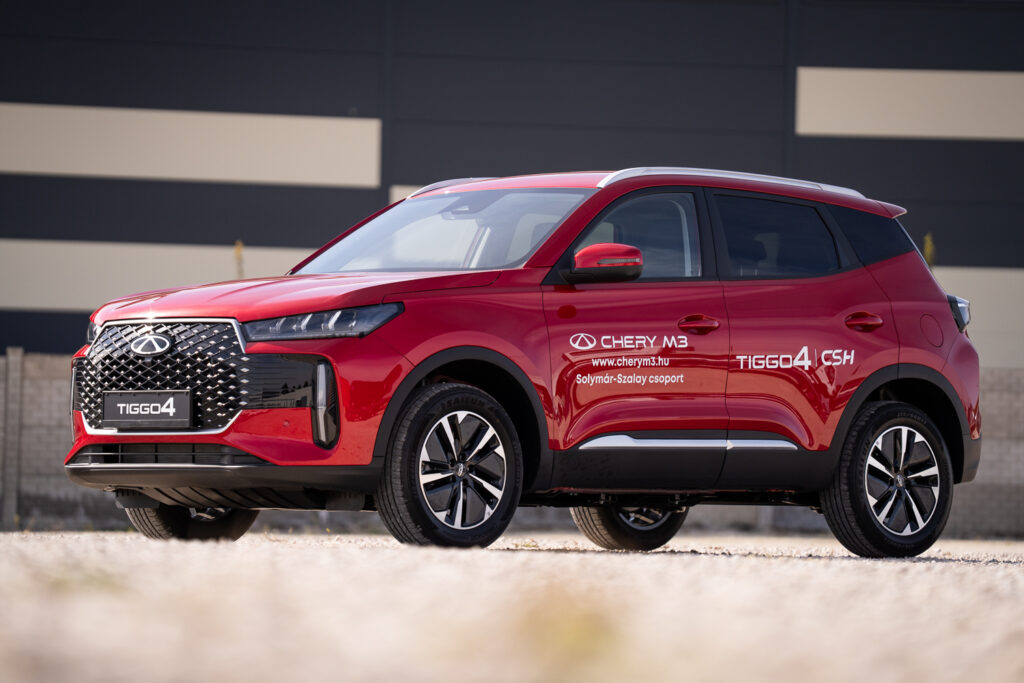 Chery Tiggo 4 CSH Full Hybrid piros karosszériával, háromnegyedes külső nézetből.