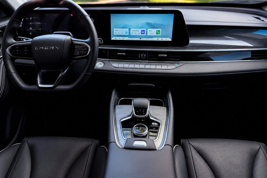 Chery Tiggo 7 digitális vezetőtere dupla kijelzővel és modern középkonzollal.