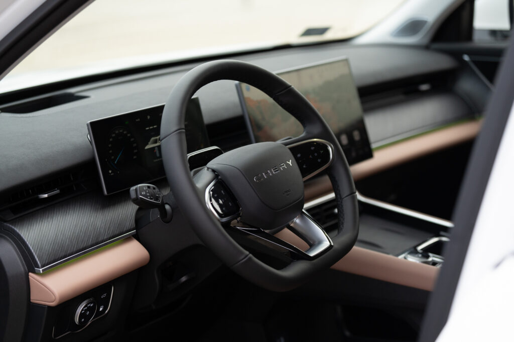 Chery Tiggo 9 prémium vezetőtere digitális kijelzőkkel és világos belső részletekkel.