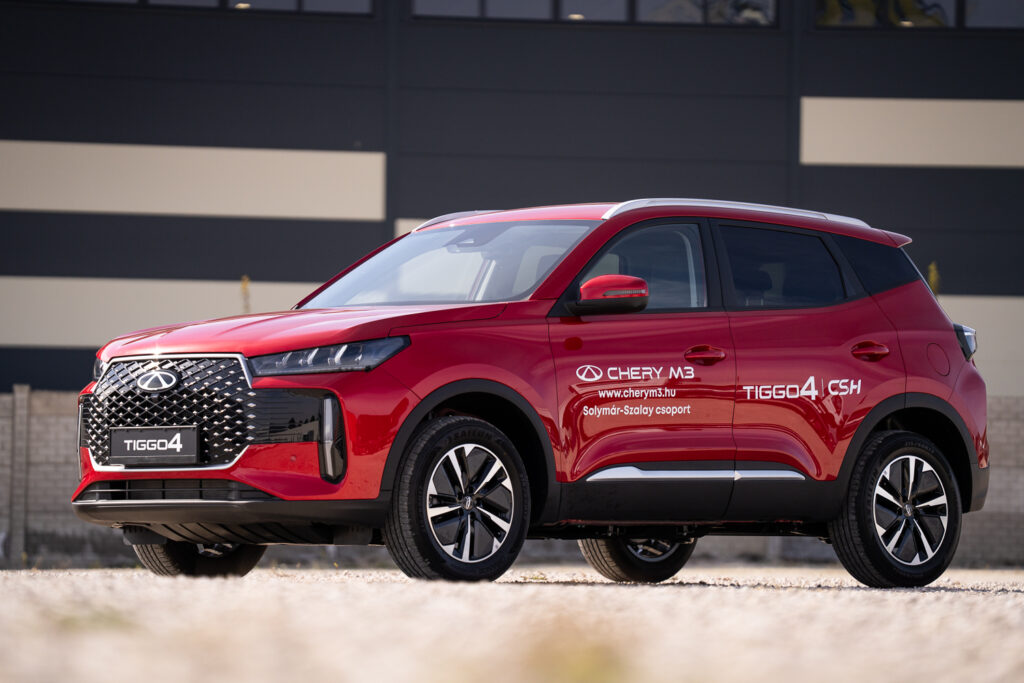 Piros Chery Tiggo 4 Full Hybrid háromnegyedes elölnézetből.
