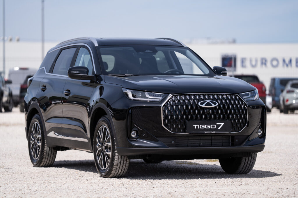 Fekete Chery Tiggo 7 háromnegyedes elölnézetből a Chery M3 telephelyén.