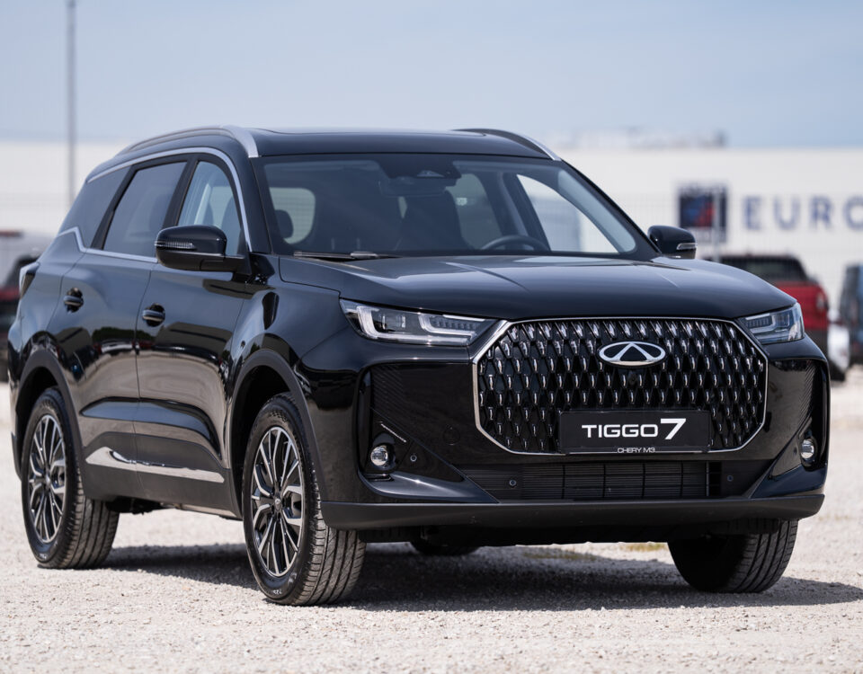 Fekete Chery Tiggo 7 háromnegyedes elölnézetből a Chery M3 telephelyén.