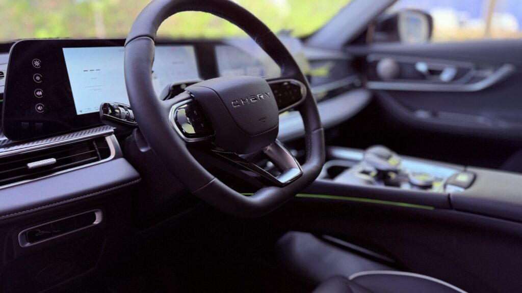 Chery Tiggo 7 kormánykereke és modern belső tere digitális kijelzőkkel.