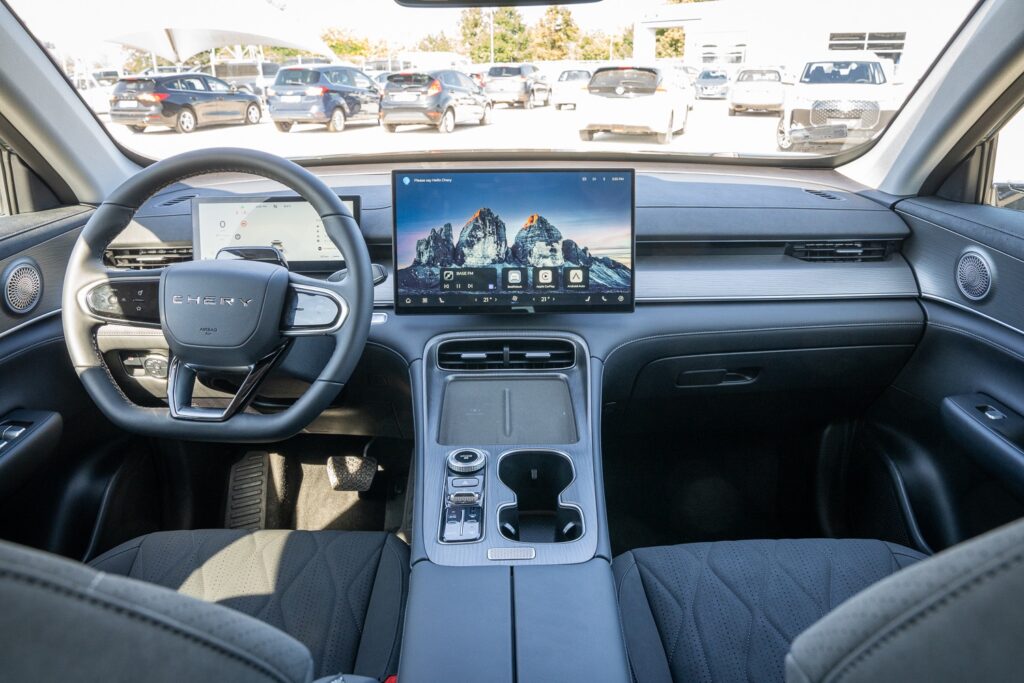 Chery Tiggo 8 digitális kokpitja, központi kijelzővel és modern középkonzollal.