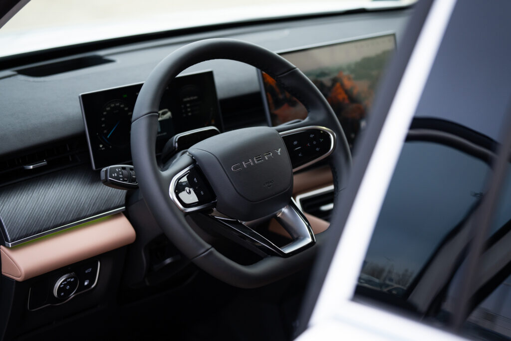 Chery Tiggo 9 prémium belső tere kormánykerékkel és digitális kijelzőkkel.